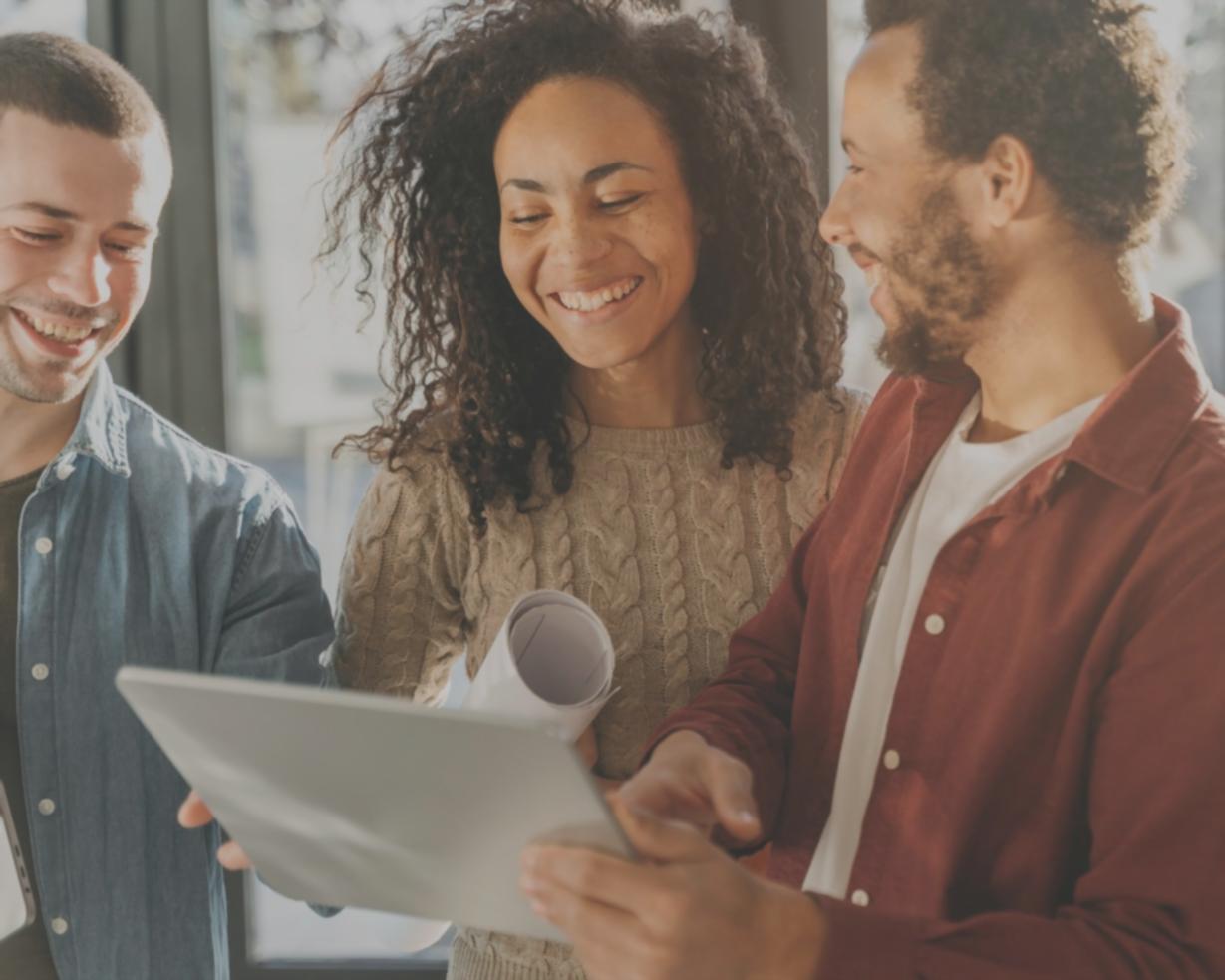 Espace de travail avec documents financiers et calculatrice
